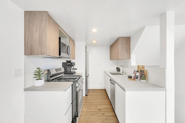 3756 Mentone Ave in Los Angeles, CA - Foto de edificio - Building Photo