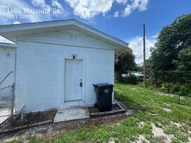 1404 Maluhia Dr in Tampa, FL - Building Photo