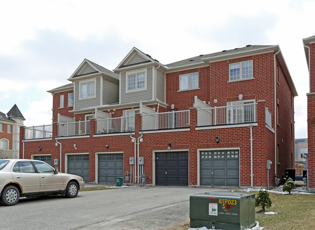 2520-2528 Bur Oak Ave in Markham, ON - Building Photo - Building Photo