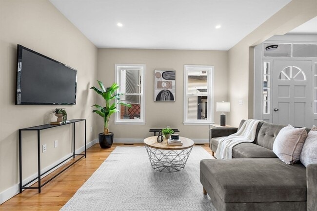 362 Silver St in Boston, MA - Building Photo - Building Photo