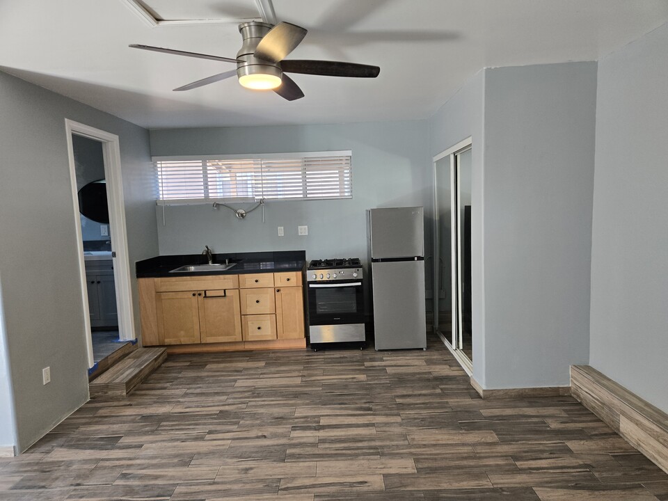 23355 Welby Way, Unit Guest House in West Hills, CA - Foto de edificio
