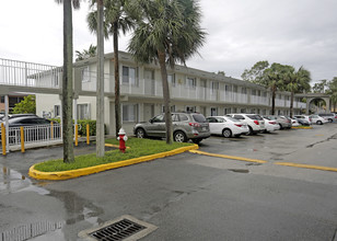 Raul Martinez Pavilion in Hialeah, FL - Foto de edificio - Building Photo