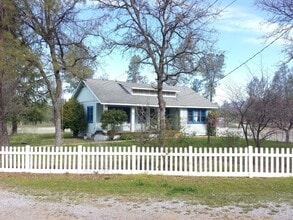 11828 Earl Dr in Redding, CA - Foto de edificio - Building Photo