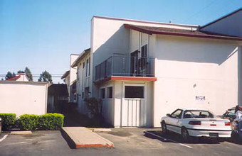 Twin Tree Apartments in Santa Rosa, CA - Building Photo - Building Photo