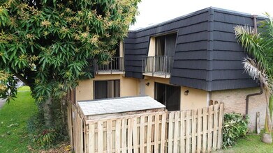 262 Woodland Rd in Palm Springs, FL - Foto de edificio - Building Photo