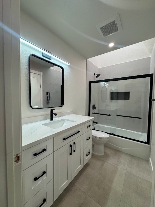 47 Wellesley in Irvine, CA - Foto de edificio