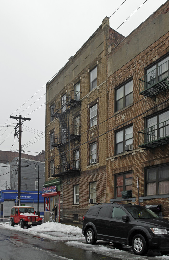 266 Monticello Ave in Jersey City, NJ - Foto de edificio - Building Photo