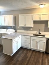 6735 SW Capitol Hill Rd in Portland, OR - Building Photo - Building Photo