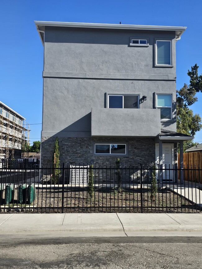 property at 228 W Pearl Ave
