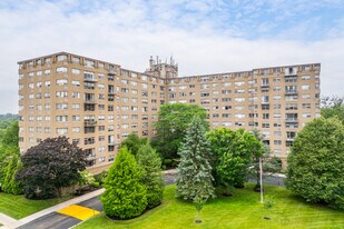 Radnor House in Bryn Mawr, PA - Building Photo