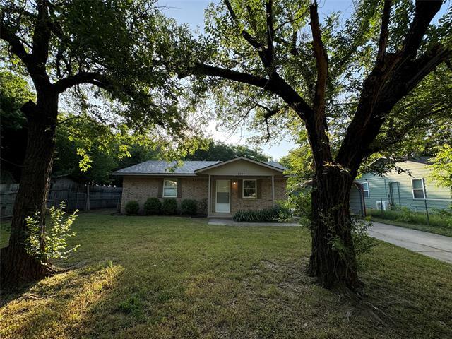 2004 Throckmorton St in Gainesville, TX - Building Photo - Building Photo