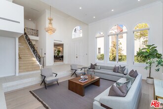 107 N Doheny Dr in Beverly Hills, CA - Foto de edificio - Building Photo
