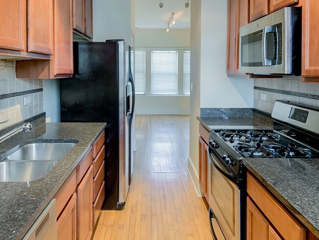 1849 W Cornelia Ave, Unit 1 in Chicago, IL - Building Photo - Building Photo