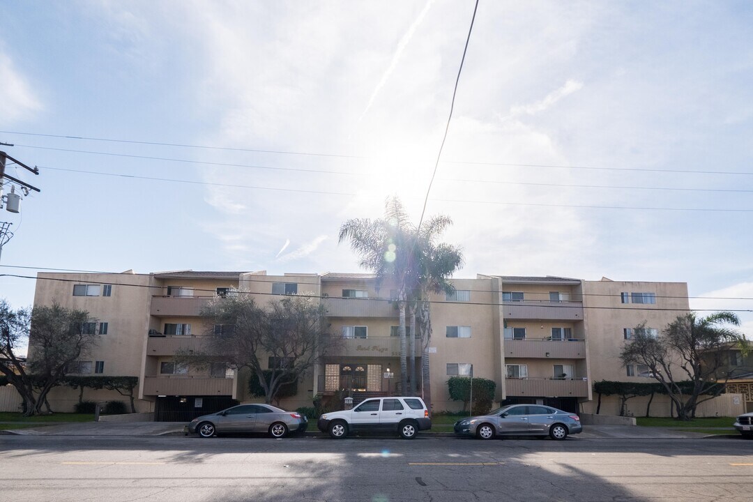 Park Plaza in Inglewood, CA - Building Photo