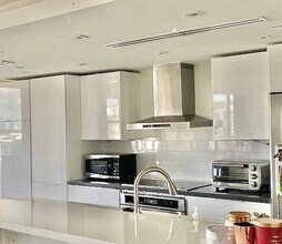 2555 Collins Ave, Unit 812 in Miami Beach, FL - Foto de edificio - Building Photo