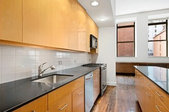 65 W 13th St in New York, NY - Building Photo - Building Photo