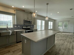 34651 Robins Song Rd in Zephyrhills, FL - Building Photo - Building Photo