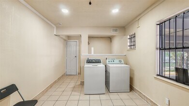 2819 Berry St in Houston, TX - Building Photo - Building Photo