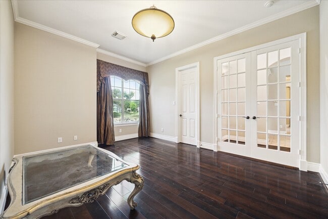 property at 5402 Oakville Ct