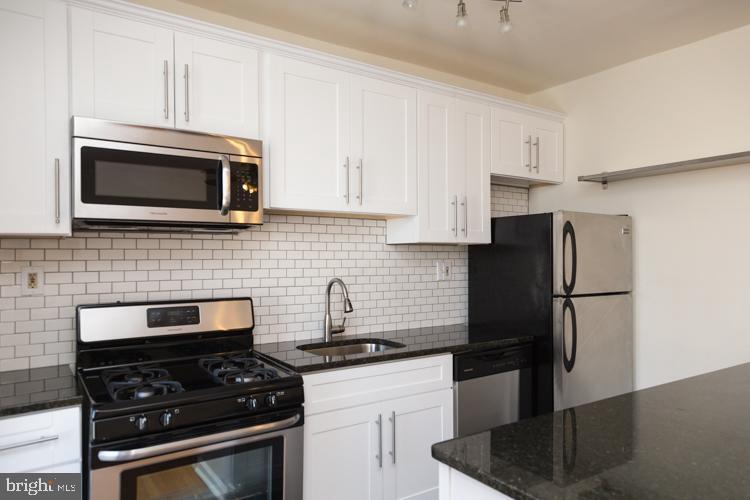 2306 Spruce St-Unit -301 in Philadelphia, PA - Building Photo