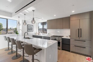 857 N Detroit St in West Hollywood, CA - Building Photo