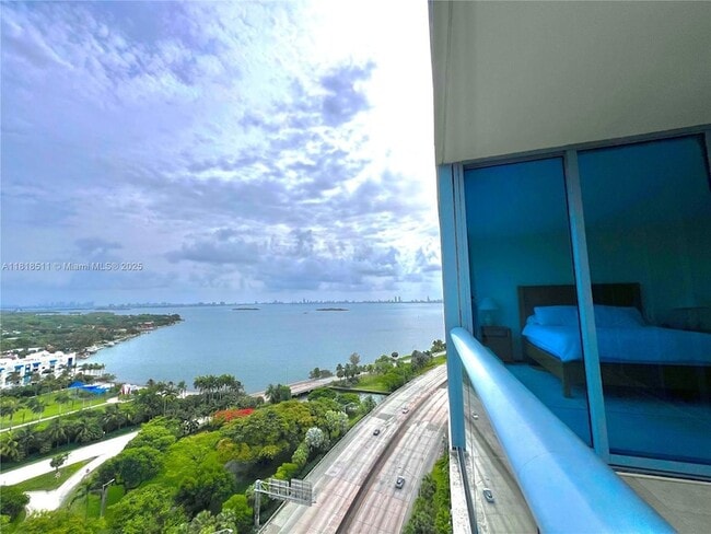 601 NE 36th St, Unit 1703 in Miami, FL - Building Photo - Building Photo
