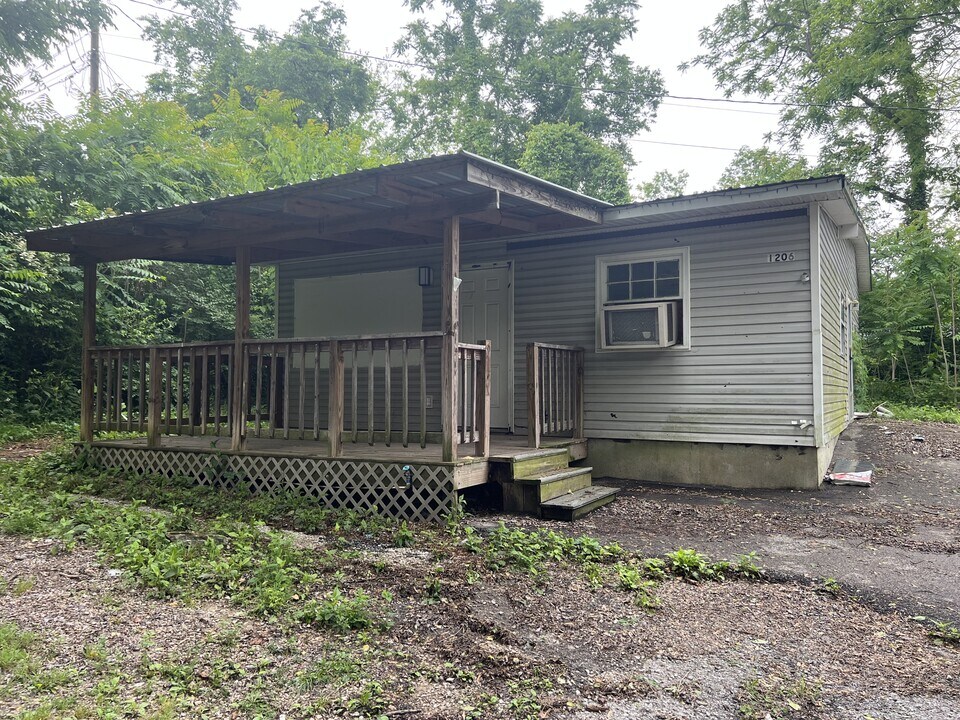 1206 Parker St in Columbia, TN - Building Photo