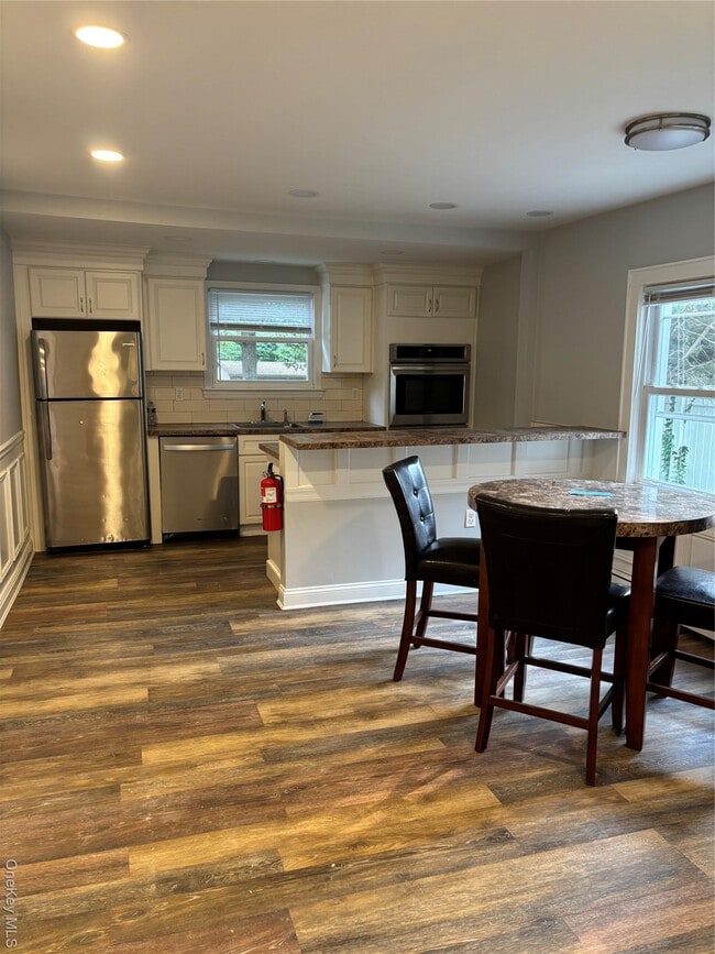 592 Scranton Ave in Lynbrook, NY - Building Photo - Building Photo
