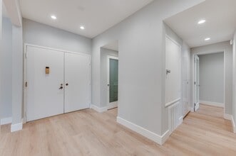 1557 S Beverly Glen Blvd, Unit 203 in Los Angeles, CA - Foto de edificio - Building Photo