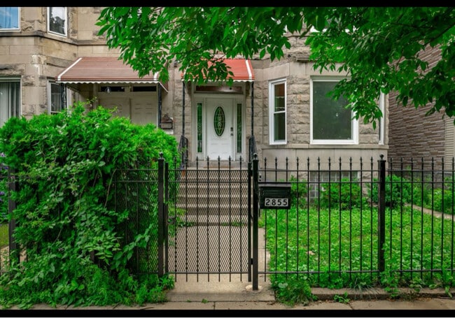 2855 N Spaulding Ave