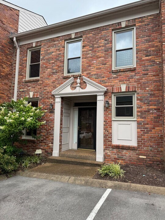 2046 Graybar Ln in Nashville, TN - Building Photo