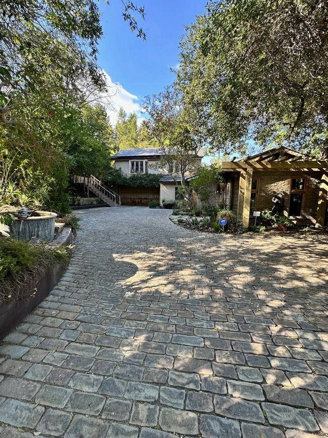 4937 Topeka Dr in Los Angeles, CA - Building Photo - Building Photo