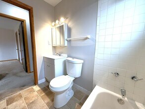 11049 W Hampton Ave in Milwaukee, WI - Foto de edificio - Building Photo