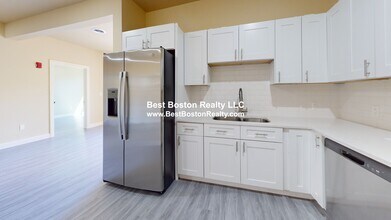 257 Washington Ave, Unit 36 in Revere, MA - Foto de edificio - Building Photo