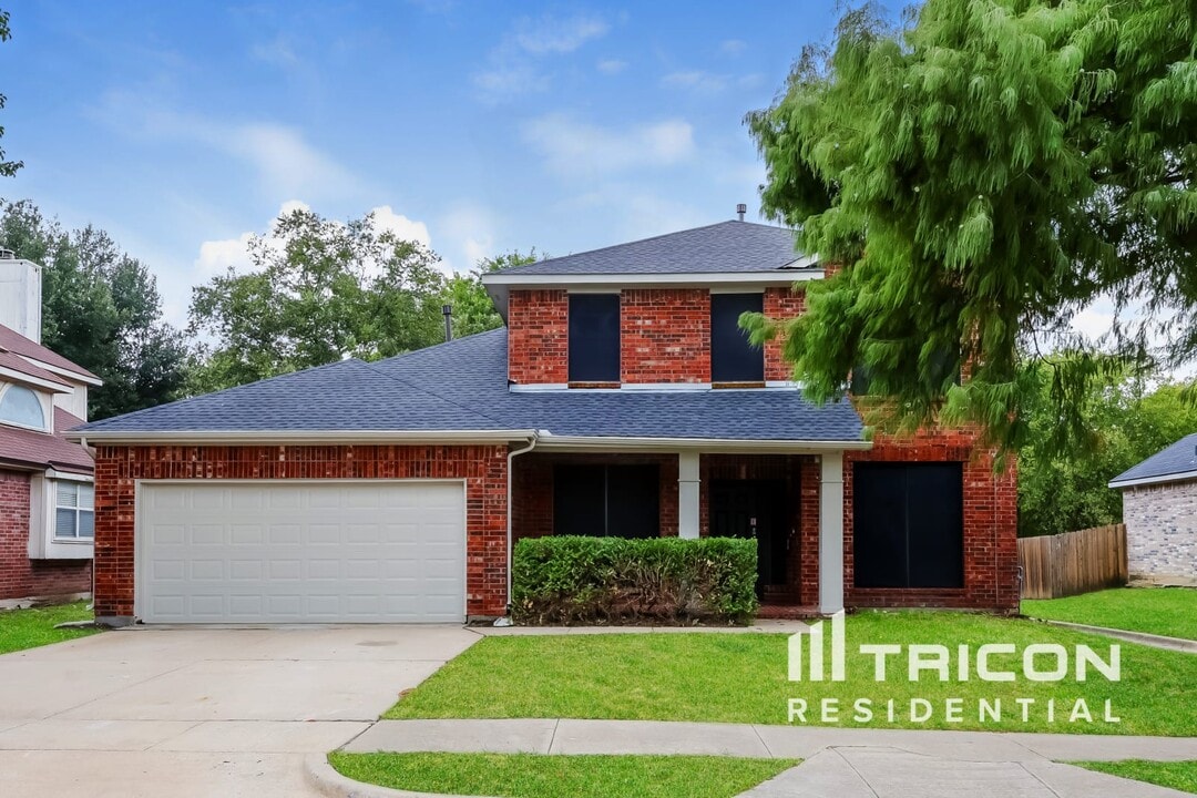 300 Westbrook Dr in Arlington, TX - Building Photo