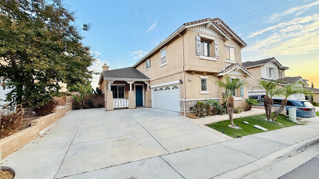 737 Helmsdale Rd in San Marcos, CA - Building Photo