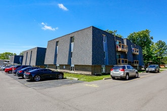 Brown School Station in Vandalia, OH - Foto de edificio - Building Photo