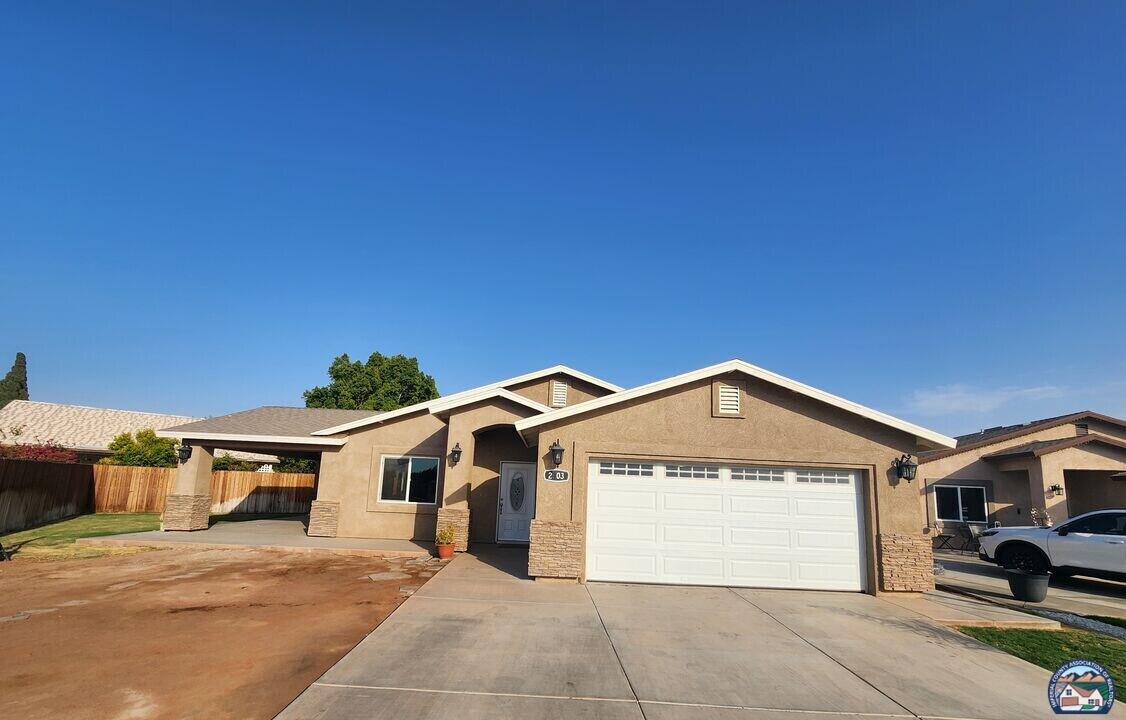 2303 Moiola Ave in El Centro, CA - Building Photo