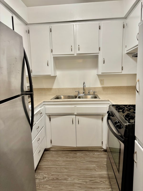 1595 E Chevy Chase Dr in Glendale, CA - Building Photo - Building Photo