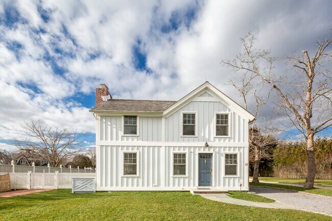 25 Halsey St in Southampton, NY - Building Photo - Building Photo