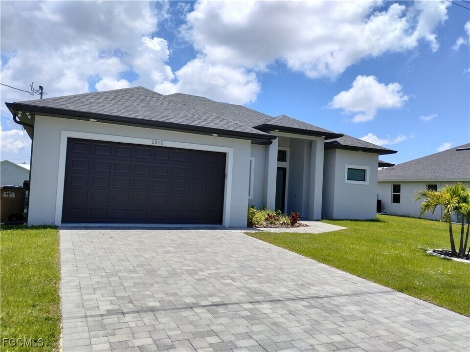 1011 SW 15th Pl in Cape Coral, FL - Building Photo