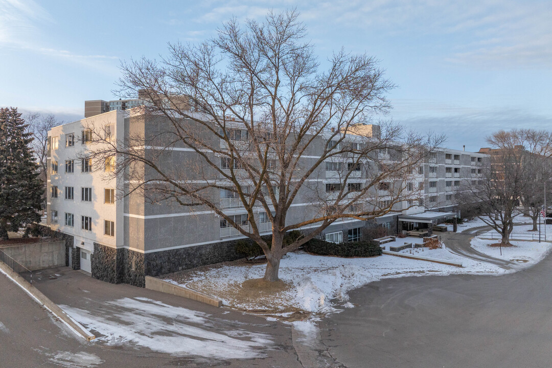 York of Edina Condominium in Edina, MN - Building Photo