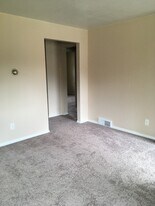 238 S 70th St in Tacoma, WA - Building Photo