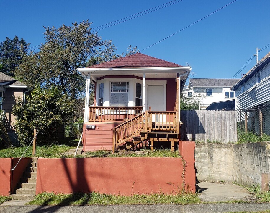 911 Chester Ave in Bremerton, WA - Building Photo