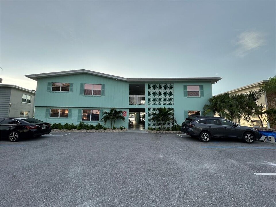 125 104th Ave in Treasure Island, FL - Building Photo