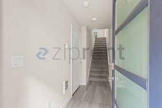 1588 139th Ct NE in Bellevue, WA - Foto de edificio - Building Photo