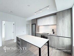 2495 Eglinton Ave W in Mississauga, ON - Building Photo - Building Photo