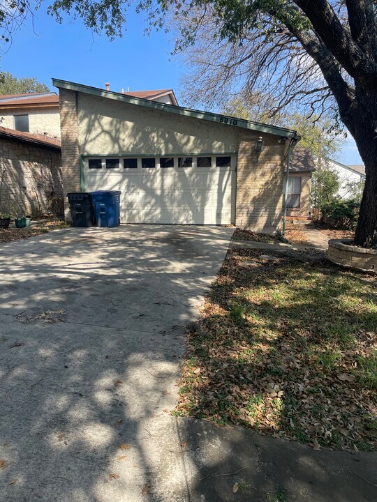 5810 Rue Royale in San Antonio, TX - Building Photo