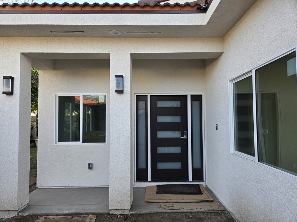 2208 S Della Ln in Anaheim, CA - Building Photo