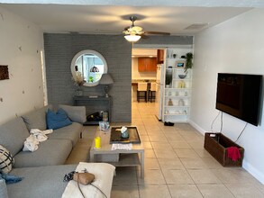 230 SW 15th St in Fort Lauderdale, FL - Foto de edificio - Building Photo